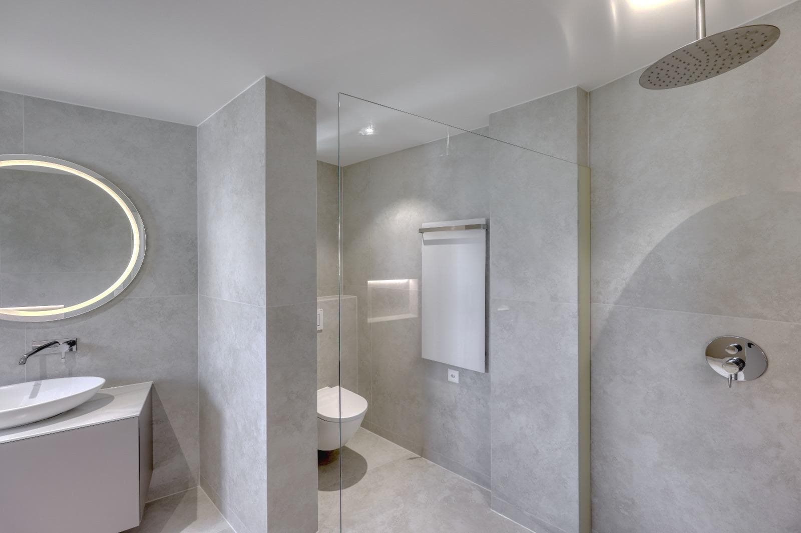 Umgebautes Bad mit bodenebener Walk-in-Dusche und Regenbrause